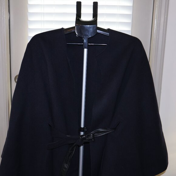 Vince Wool Cape with Leather Belt Detail – Timeless Black Elegance  US Size S - Picture 5 of 13